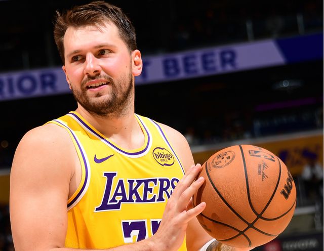 湖人主场迎战篮网 战绩悬殊对决引爆关注