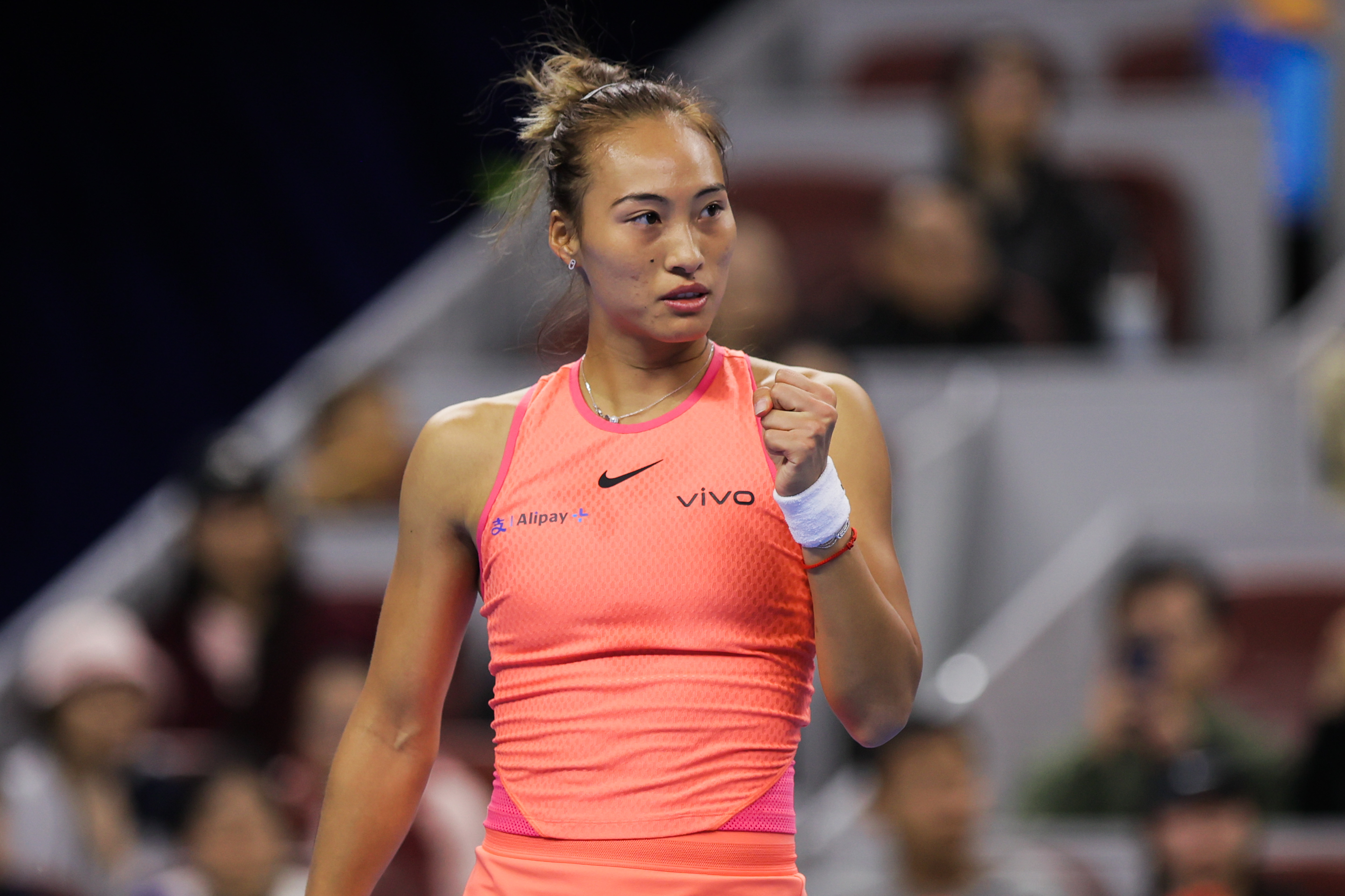 郑钦文逆转晋级中网八强，力克阿尼西莫娃