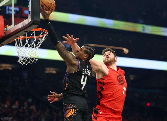 开拓者险胜太阳锁定西部第七 布克罚球失误成关