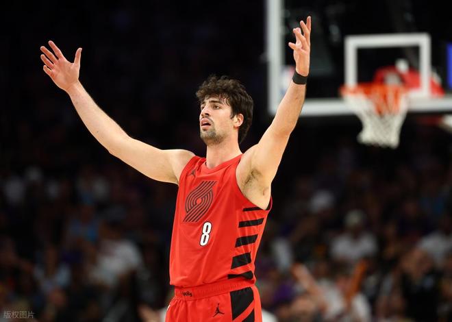 开拓者险胜太阳锁定西部第七 布克罚球失误成关