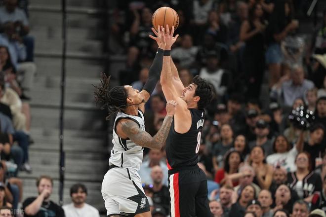 开拓者险胜太阳锁定西部第七 布克罚球失误成关